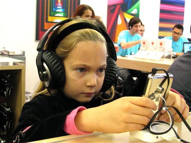 girl apple store iphone digital nomad world traveler education mac