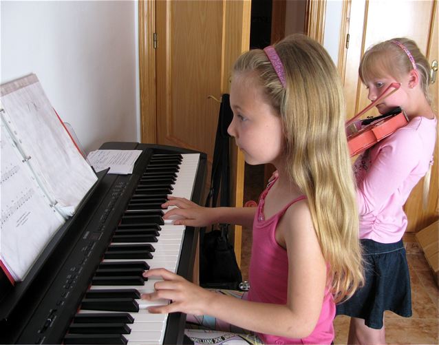 music, piano, violin, 2 girls, Spain, globe trotting, location independent, global nomad kids! TCK, music, piano, violin, 2 girls, Spain, globe trotting, location independent, global nomad kids! TCK,