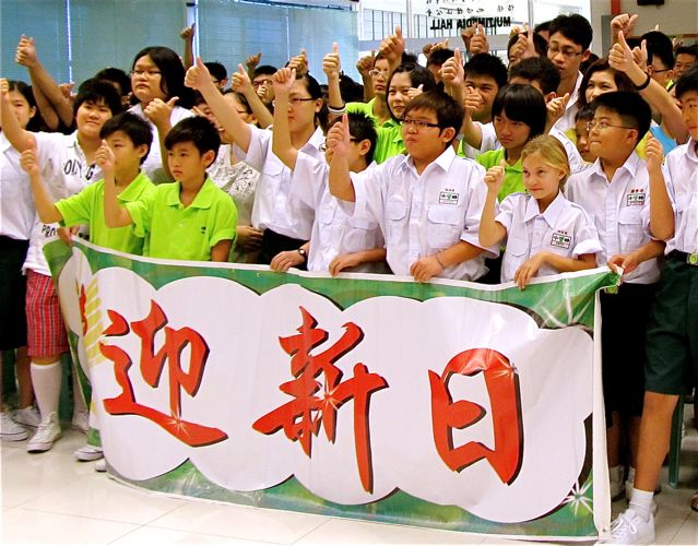 blond american girl in mandarin chinese school in penang blond american girl in mandarin chinese school in penang