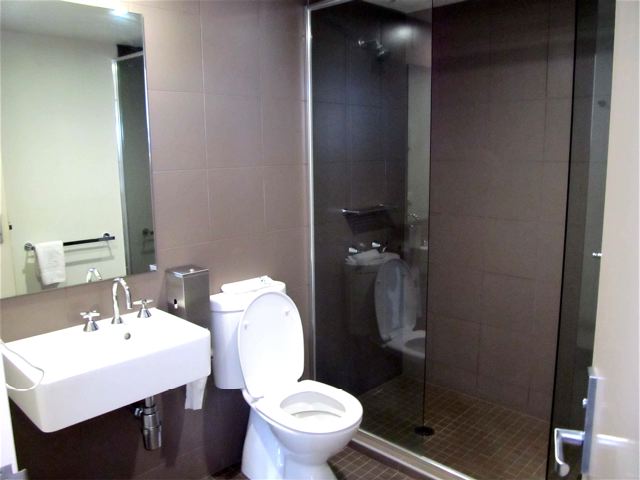 large bathroom Sydney Harbor YHA hostel large bathroom Sydney Harbor YHA hostel