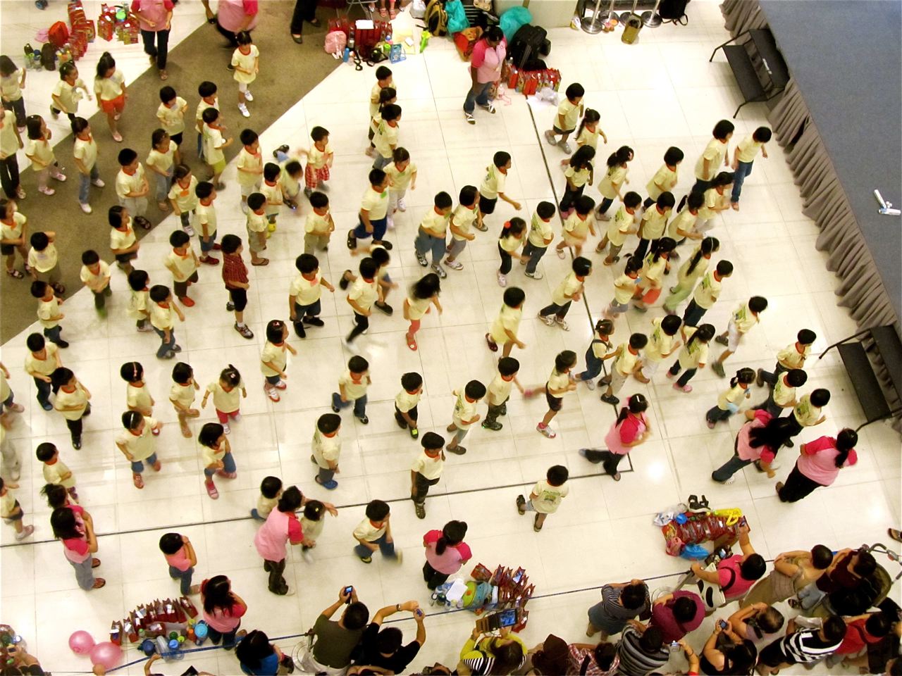 weird Asia - masses of kids dancing at the mall weird Asia - masses of kids dancing at the mall