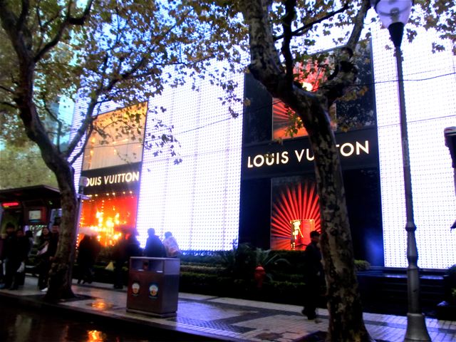 Shanghai – Louis Vuitton – Chinese Luxury Shopping