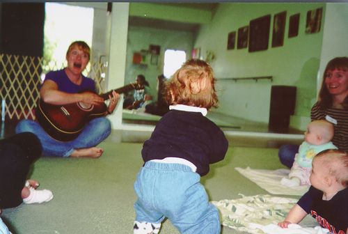 baby Mozart standing up totally on her own initiation at 5 months old, clapping to the music baby Mozart standing up totally on her own initiation at 5 months old, clapping to the music