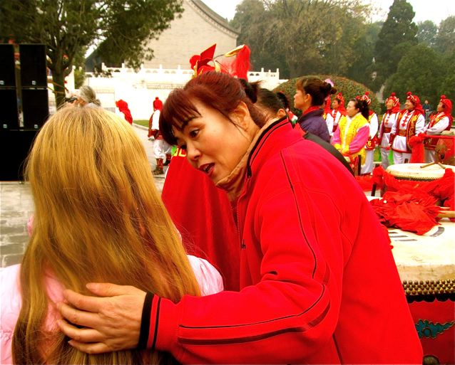 American girl meeting friendly people all over China thanks to her Mandarin fluency