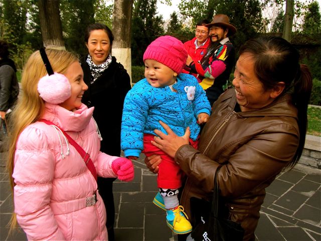 American girl speaking Chinese in China gets lots of smiles