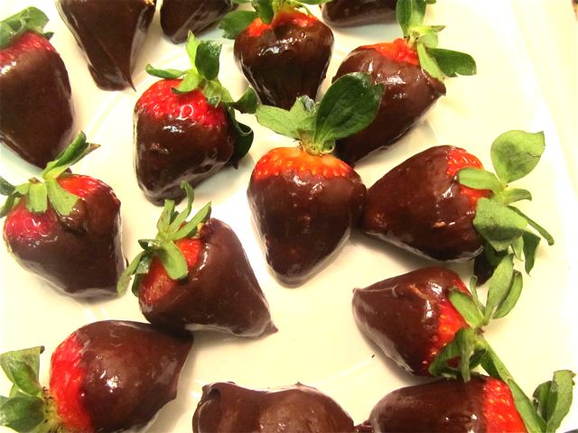 Yum! How -to Recipe for Chocolate Strawberries - Paleo/ Vegetarian Yum! How -to Recipe for Chocolate Strawberries - Paleo/ Vegetarian