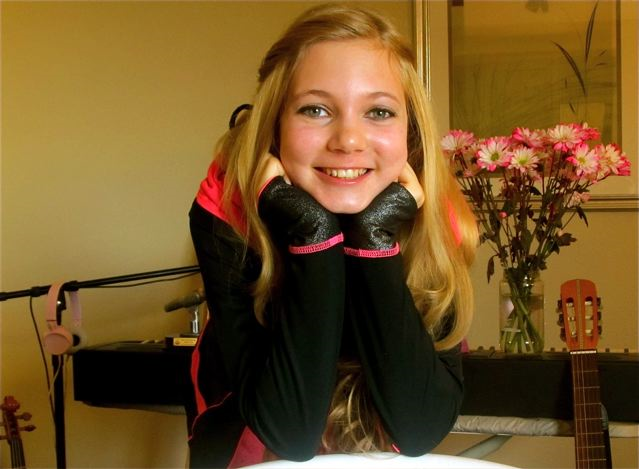 Mozart travel teen sings, plays piano and violin and guitar 