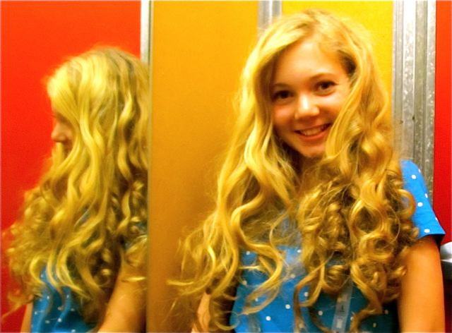 Teen fashionista Mozart with a head full of curls during this shopping haul Teen fashionista Mozart with a head full of curls during this shopping haul
