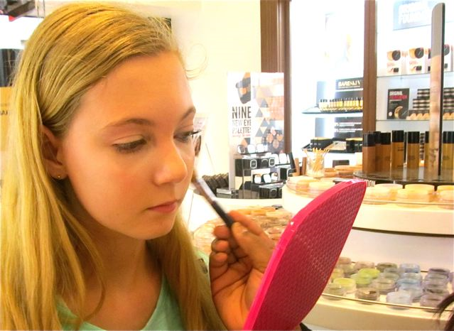 Teen Beauty guru getting tips about Bare Essentials Teen Beauty guru getting tips about Bare Essentials