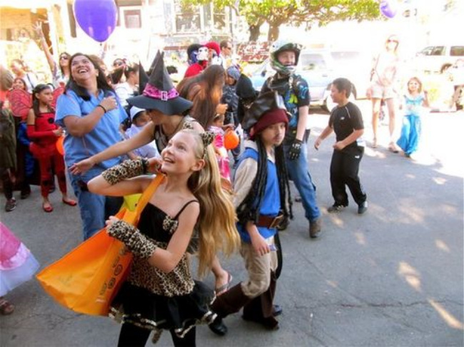 Halloween travel around the world-catching candy at the Halloween parade Halloween travel around the world-catching candy at the Halloween parade