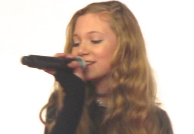Beautiful Mozart singing- a talented teen Beautiful Mozart singing- a talented teen