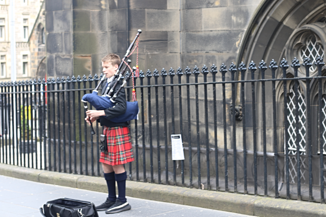 bagpiper in Edinburgh bagpiper in Edinburgh