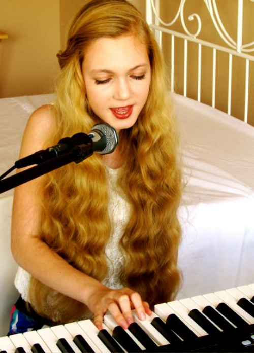 Beautiuful trilingual travel teen and singer Mozart singing and playing piano Beautiuful trilingual travel teen and singer Mozart singing and playing piano