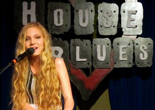 Mozart Sings at the House of Blues- beautiful blonde teen with the voice of angel Mozart Sings at the House of Blues- beautiful blonde teen with the voice of angel