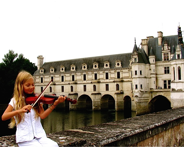 Mozart playing violin at Chenonceau Chateaux in Loire Valley Mozart playing violin at Chenonceau Chateaux in Loire Valley