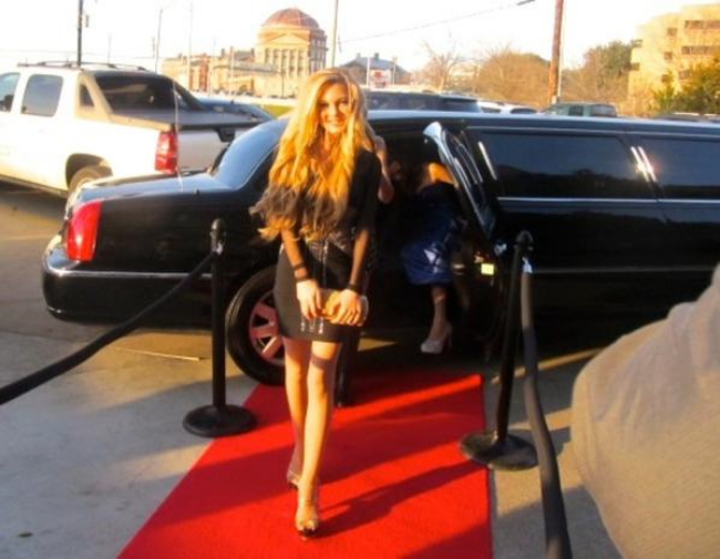 Teen Singer Mozart stuns the crowd on the red carpet Grammy weekend