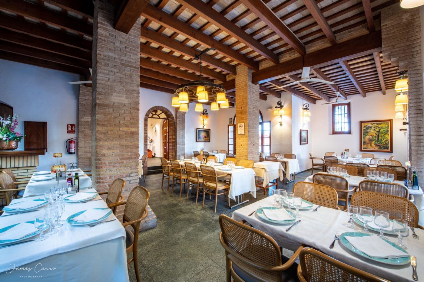 Cheap  Furnished Rentals in Barcelona Beach Resort soultravelers3 inside restaurant