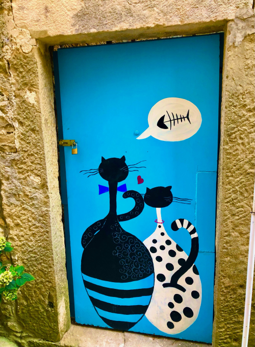 Cute Kittens & Cats You Meet Traveling! cat art door europe old town Cute Kittens & Cats You Meet Traveling! cat art door europe old town