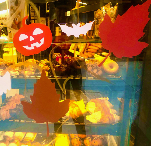 Fall Color & Halloween in Barcelona! shops bakeries celebrating autumn & halloween 