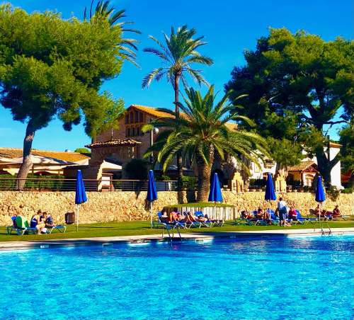 Fall Color & Halloween in Barcelona! Swimming in pool in late October 
