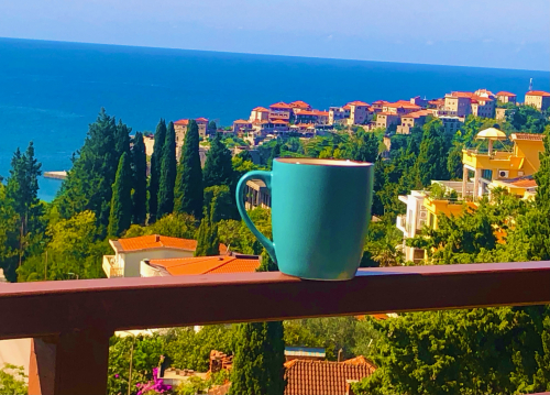 Heavenly Reyna Singing TwitchCon Music Box & with CEO Clancy! Morning coffee sea view watching from Montenegro Heavenly Reyna Singing TwitchCon Music Box & with CEO Clancy! Morning coffee sea view watching from Montenegro