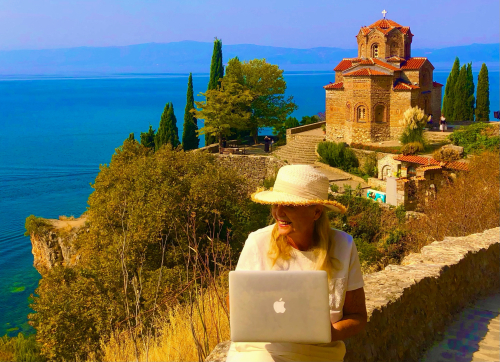 Heavenly Reyna Singing TwitchCon Music Box & with CEO Clancy! digital nomad lifestyle pioneers 4HWW case study Heavenly Reyna Singing TwitchCon Music Box & with CEO Clancy! digital nomad lifestyle pioneers 4HWW case study